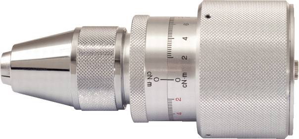 Een zilverkleurige momentsleutel met schaal en antislipgreep, geschikt voor nauwkeurige mechanische werkzaamheden.