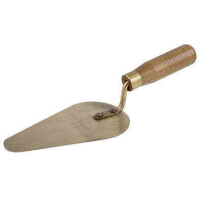 Een gouden metselaarstroffel met een houten handvat, afgebeeld tegen een witte achtergrond.