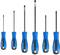 Zes schroevendraaiers in verschillende maten, elk met blauw-zwarte handgrepen, opgesteld van klein naar groot.