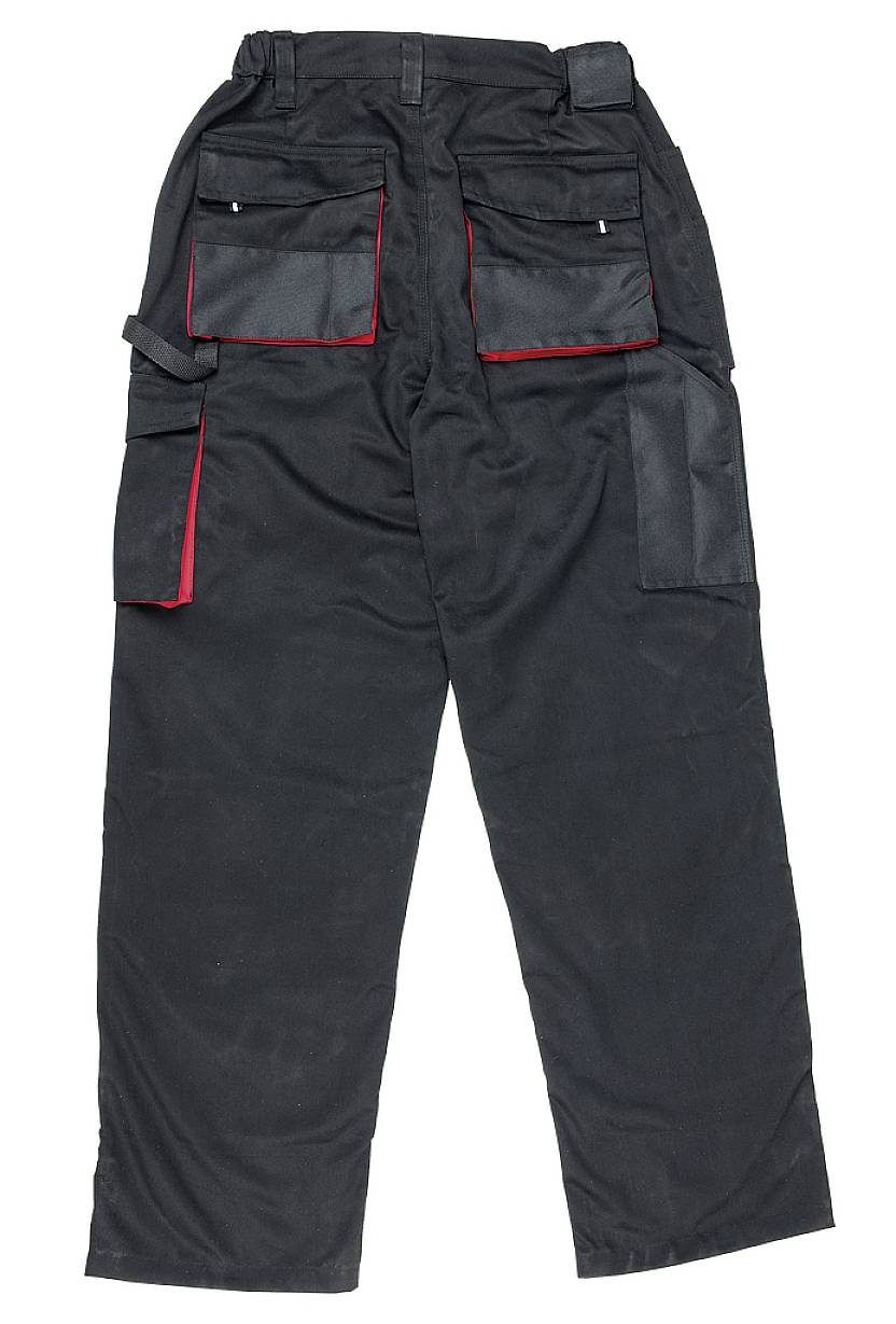 Een zwarte werkbroek van achteren gezien, met meerdere zakken en rode accenten.