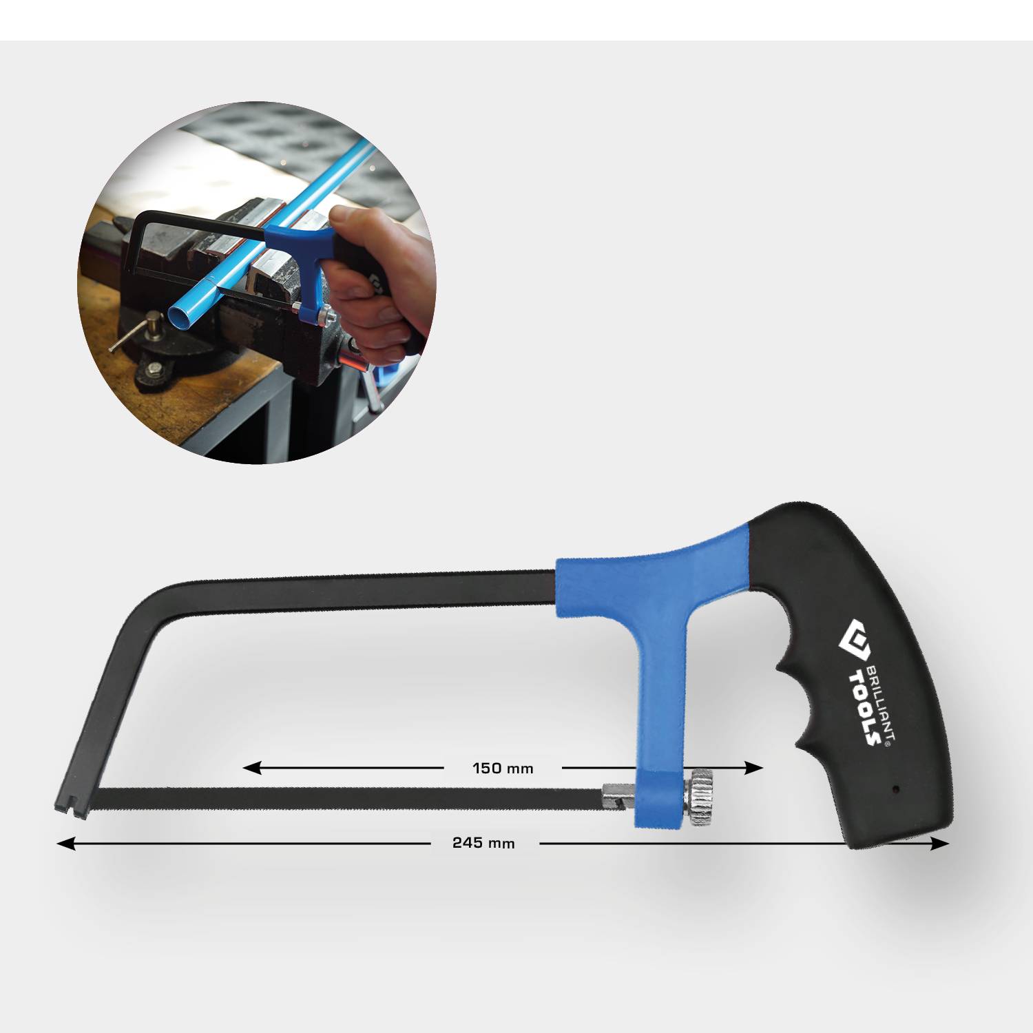 Een beugzaag met een blauwe handgreep. Linksboven een uitsnede toont de zaag in gebruik bij het doorzagen van een metalen buis.