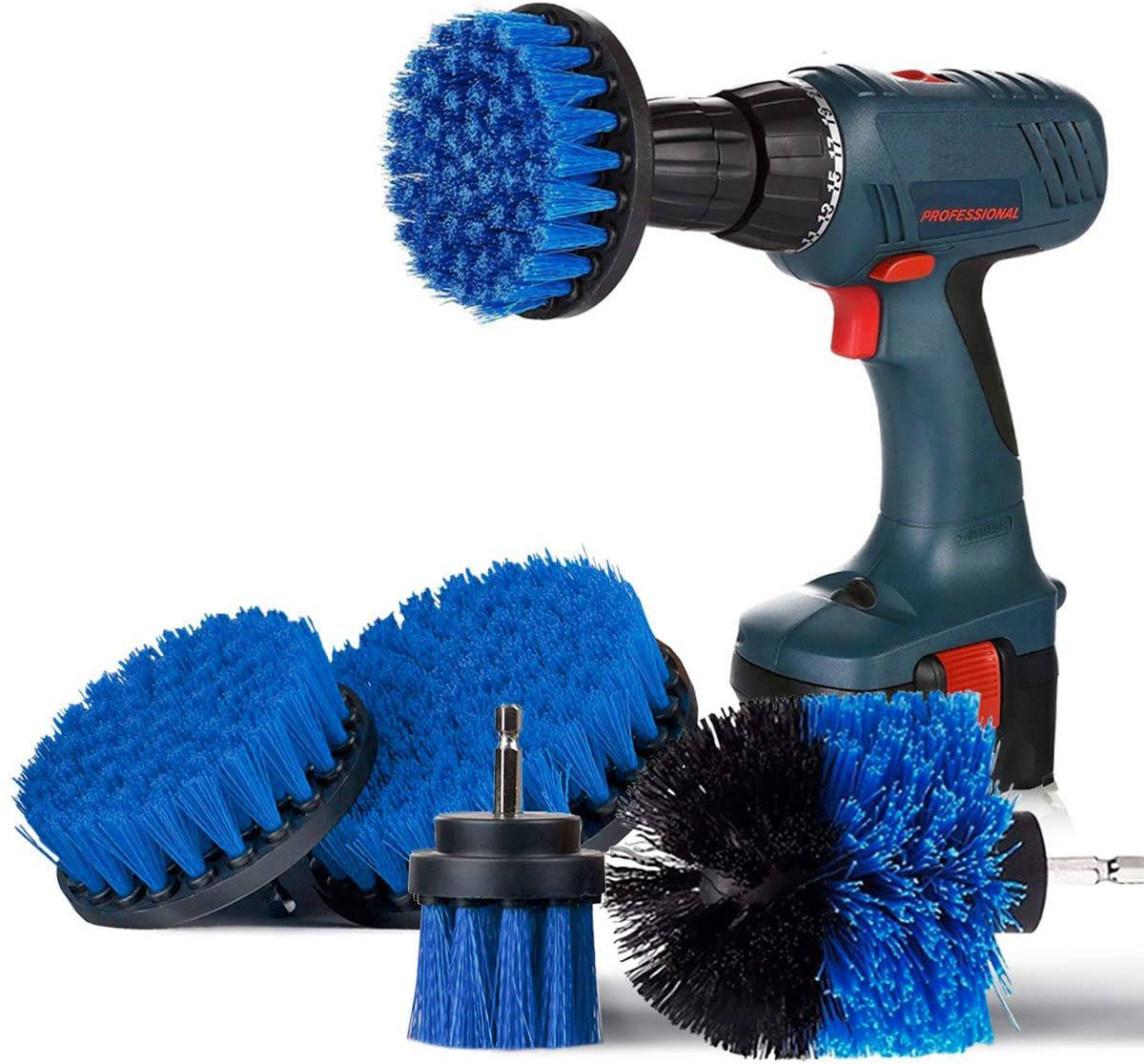 Accuschroevendraaier met gemonteerde blauwe borstel en meerdere borstelopzetstukken, geschikt voor schoonmaakwerkzaamheden.