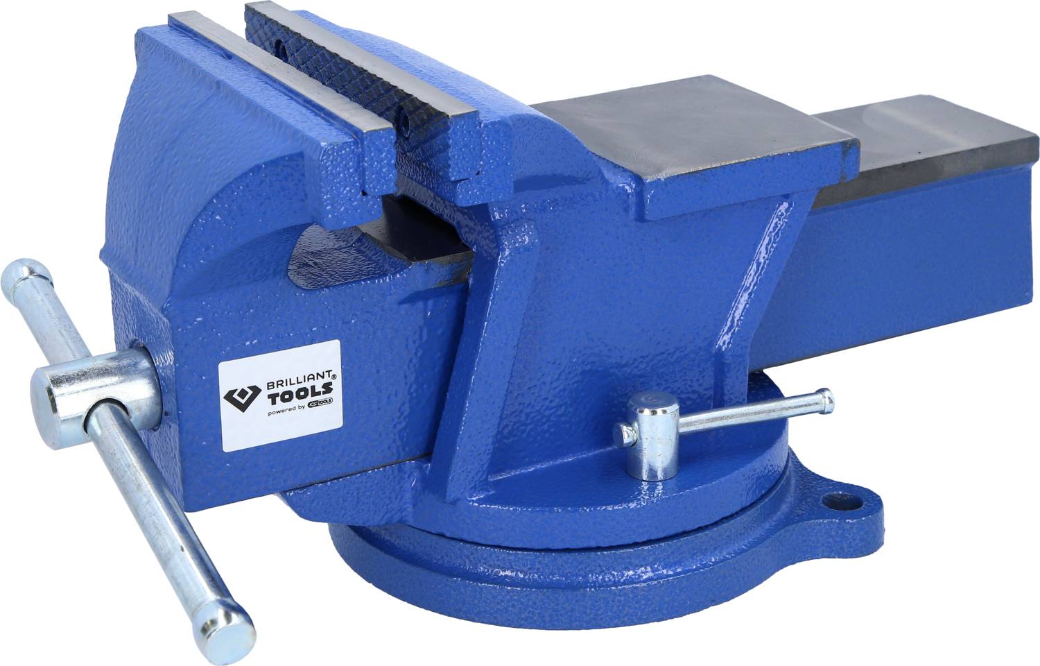 Een blauwe bankschroef met een zilveren draaigreep. Het gereedschap heeft een logo aan de zijkant en staat op een vlak oppervlak.