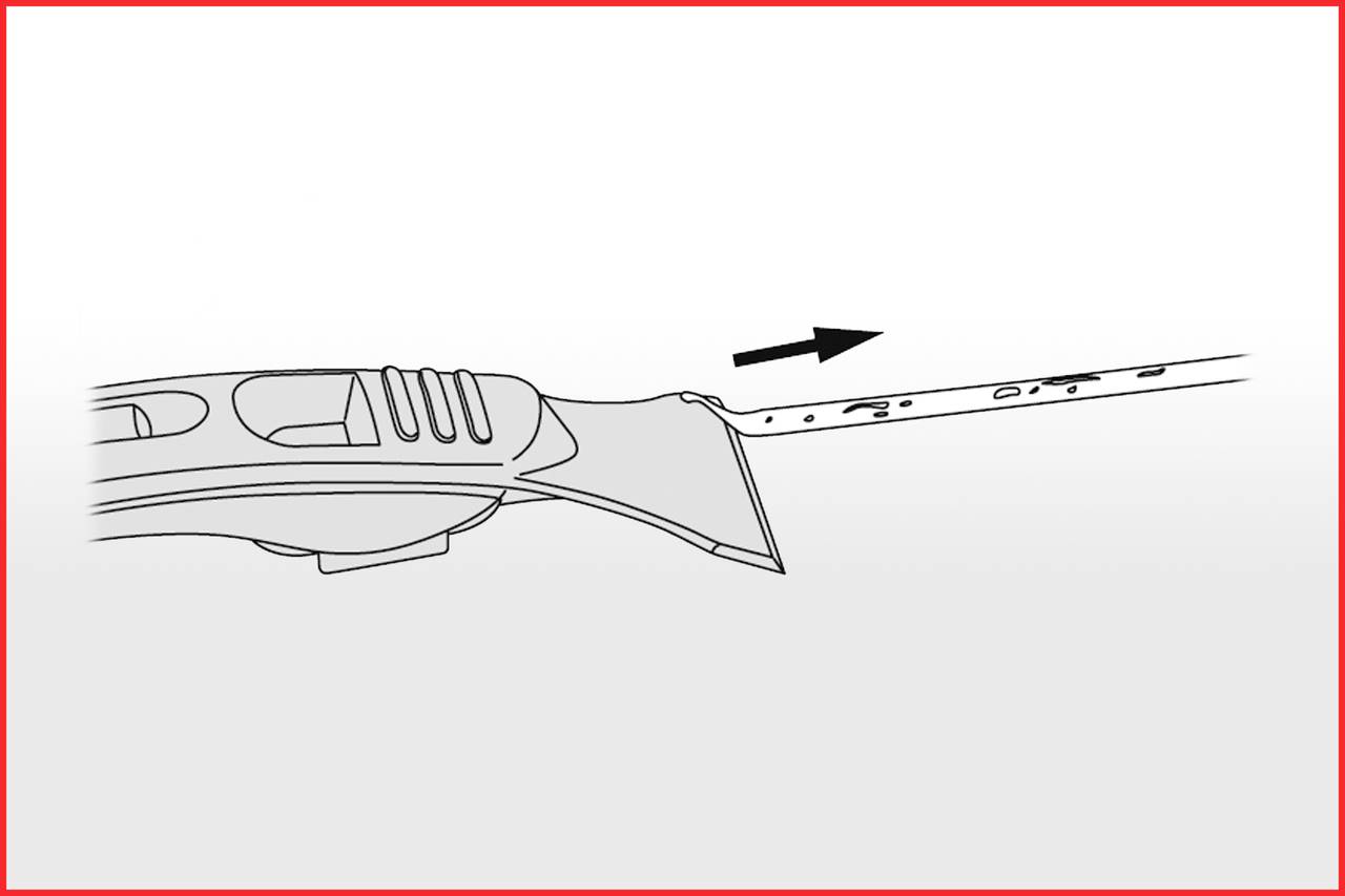 Illustratie van een gereedschap met een lemmet dat door een pijl in de aangegeven richting wordt geschoven.
