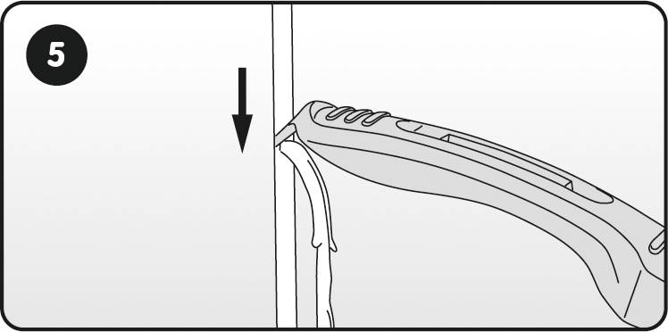 Een strijkijzer drukt op een kledingstuk aan een deur. Stap 5 van een instructieproces wordt weergegeven met een pijl.