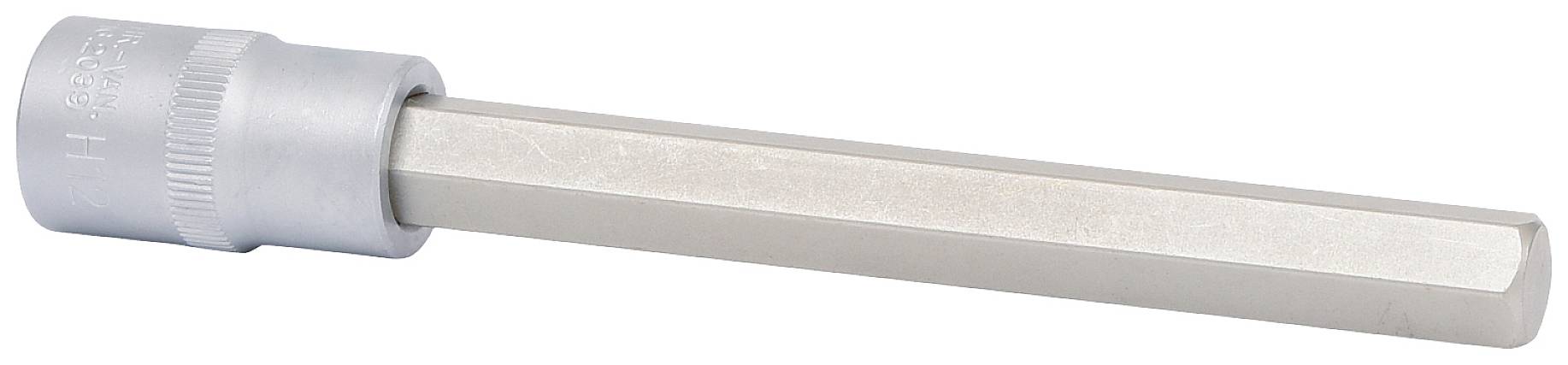 Een zilveren zeskant schroevendraaieropzetstuk met lange steel, geschikt voor moersleutels, ligt op een witte achtergrond.
