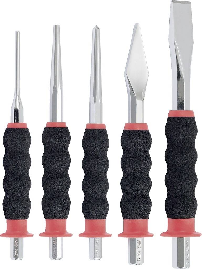 Een set van vijf beitels met zwarte handgrepen en rode uiteinden in verschillende vormen en formaten, rechtop naast elkaar gezet.