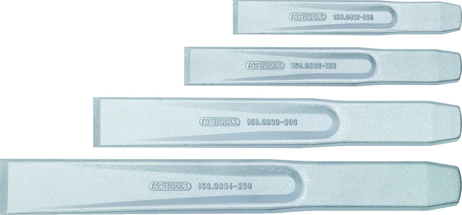 Vier metalen beitels in verschillende formaten, allemaal voorzien van een gegraveerd serienummer, horizontaal gerangschikt.