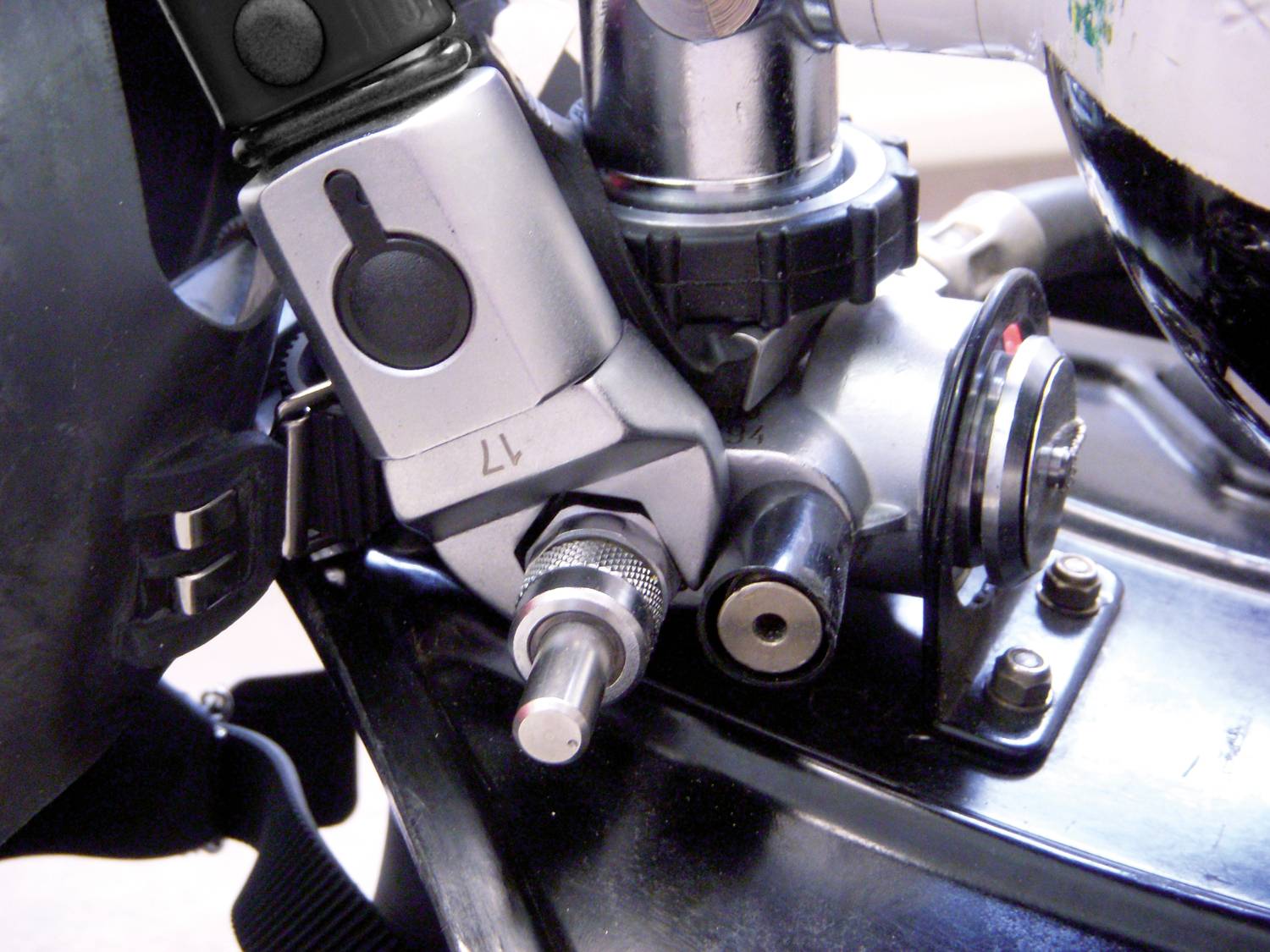 Metalen ventiel aan een persluchtfles, verbonden met een drukmeter en regelaar; gebruikt in duikuitrusting.
