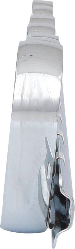 Zijaanzicht van een metalen keukengerei, waarschijnlijk een spatel of tang, gemaakt van roestvrij staal met een glanzende afwerking.