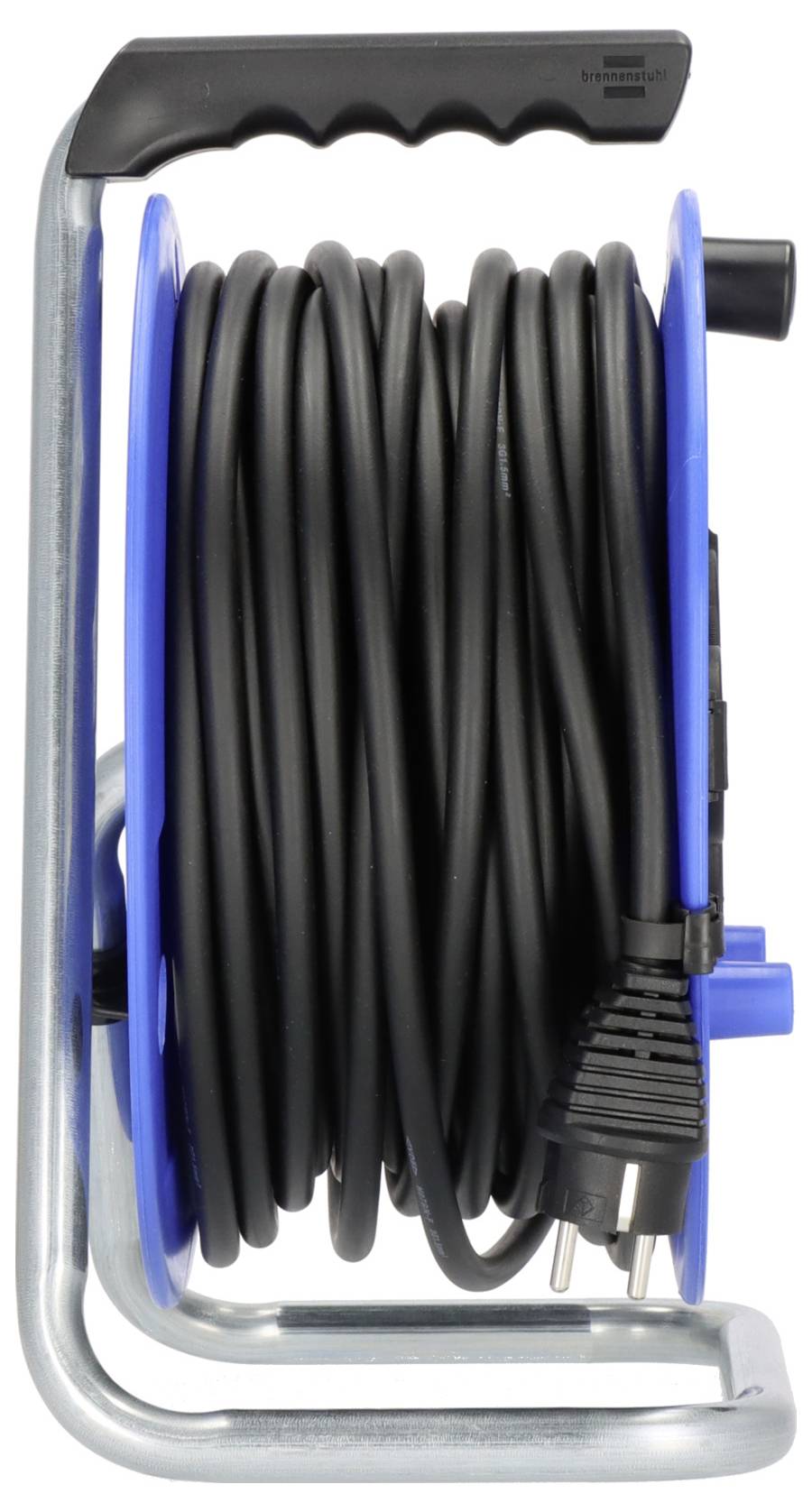 Compacte snoerhaspel met een zwarte verlengsnoer gewonden op een blauw en zilverkleurig metalen frame, voorzien van een draaggreep en stekker.