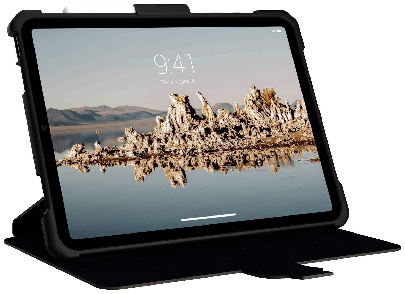 Tablet in een zwarte hoes met een landschapsfoto op het scherm, waarop rotsen in een meer te zien zijn. De tijd op het display is 9:41.