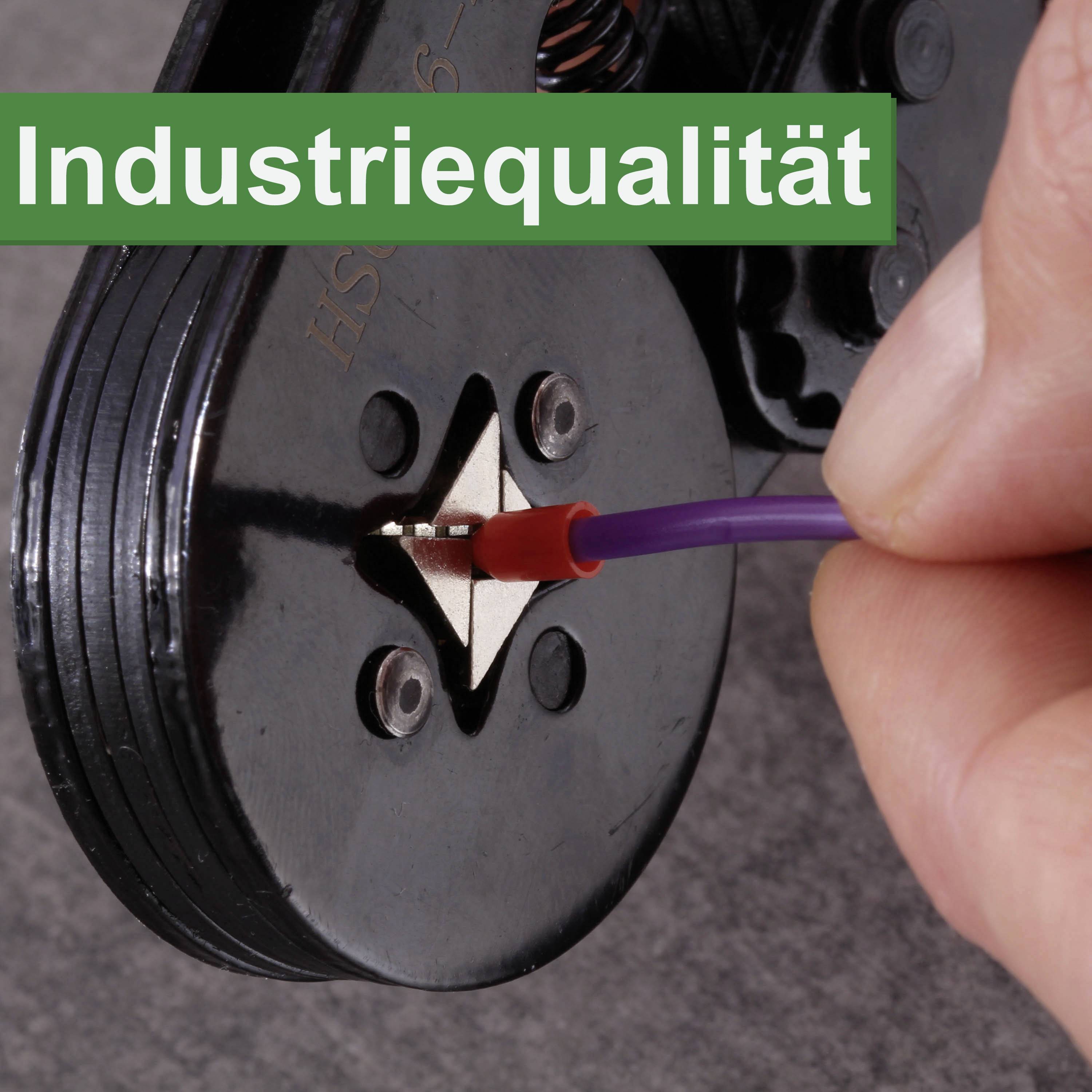 Een hand steekt een paars kabel in een mechanische aansluiting. Bovenaan staat 'Industriekwaliteit' in een groene balk.