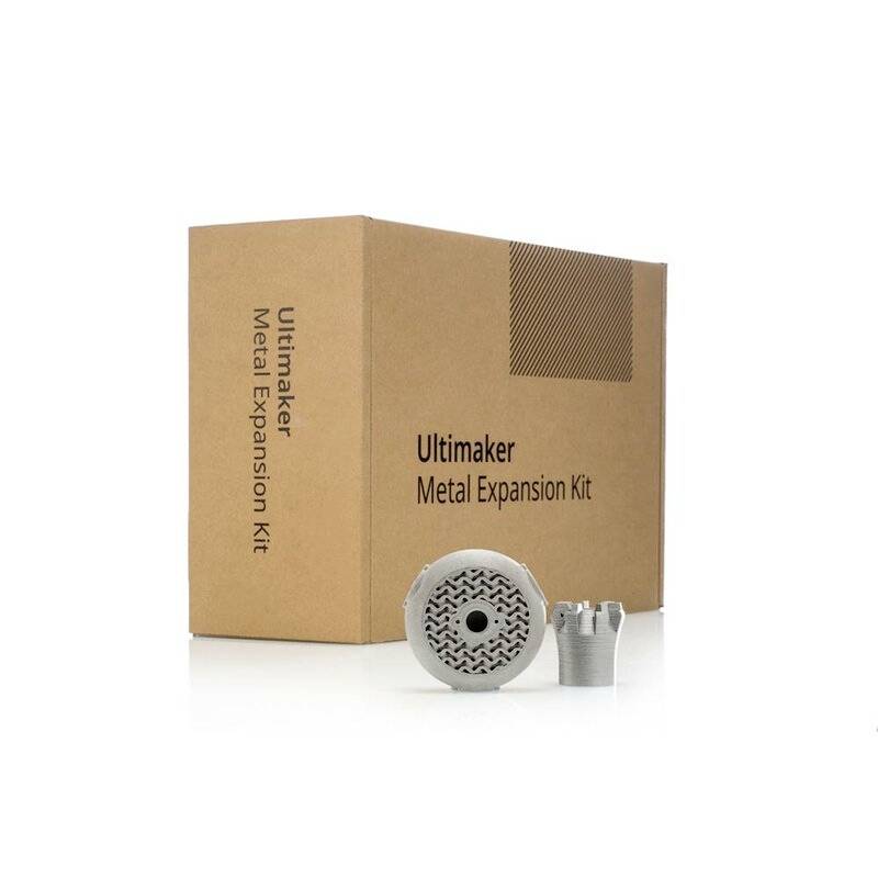 Ultimaker Metaal Expansie Kit Verpakking met 3D-geprinte metalen onderdelen op de voorgrond.