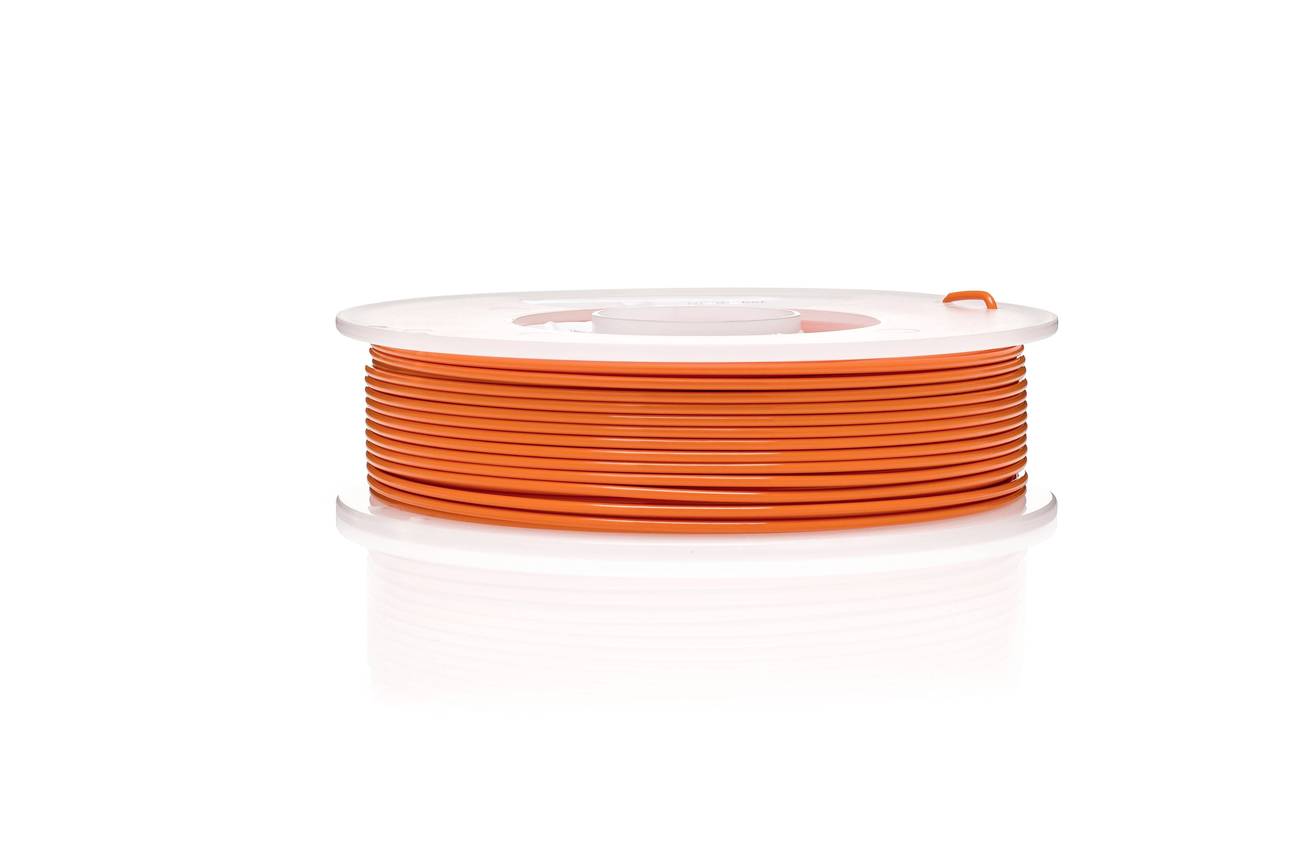 Een witte spoel met oranje filament, gebruikt voor 3D-printers, tegen een witte achtergrond.