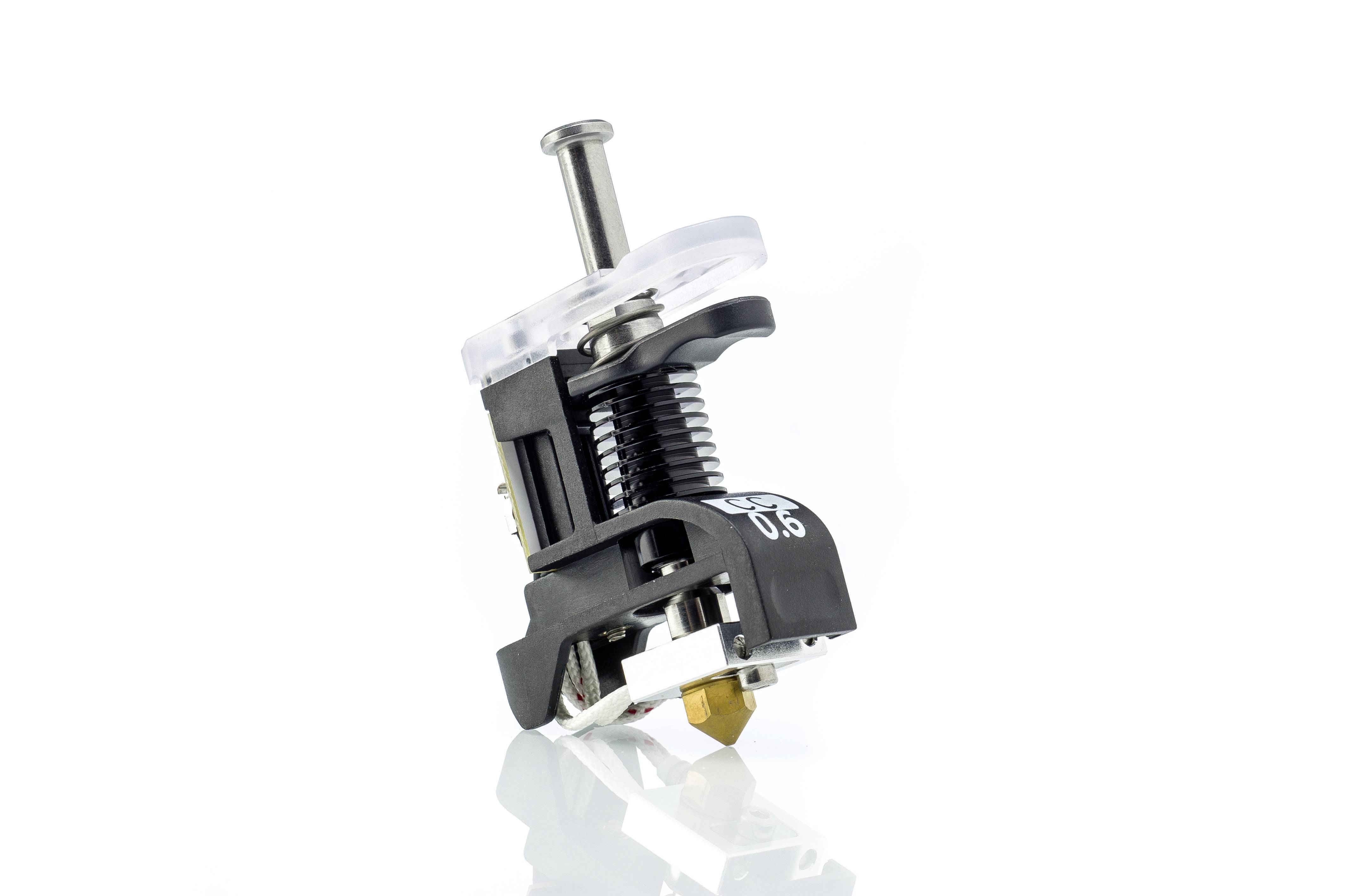 Een 3D-printer-extruder met metalen en kunststof componenten, veren en spuitmond, tegen een witte achtergrond.