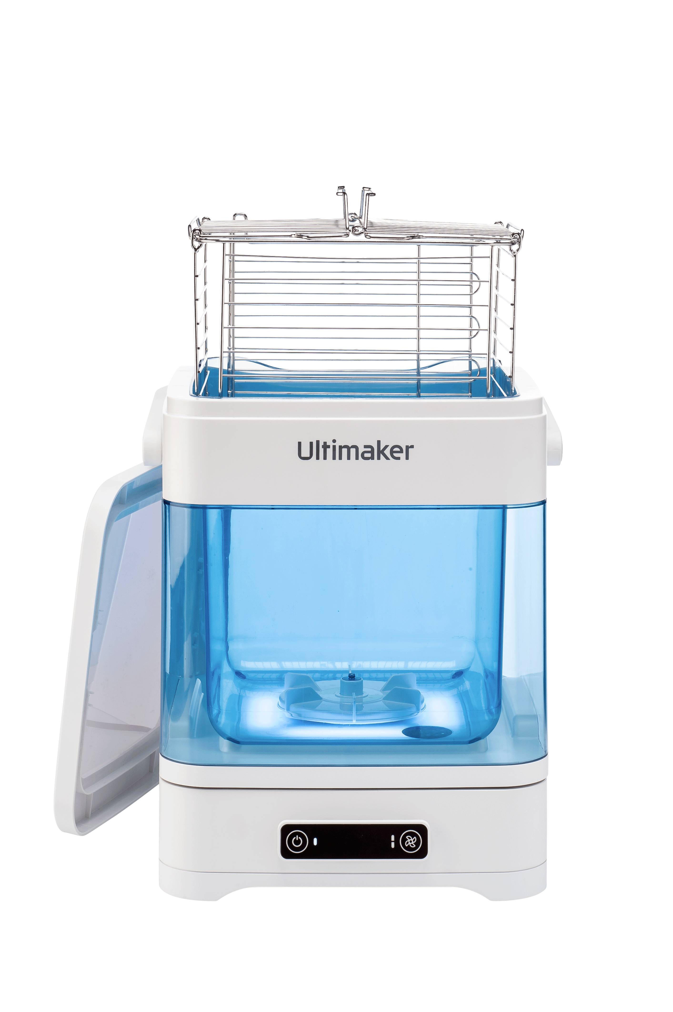 Een geopende Ultimaker 3D-printer met een transparante blauwe behuizing en een metalen frame bovenaan, klaar voor drukvoorbereiding.