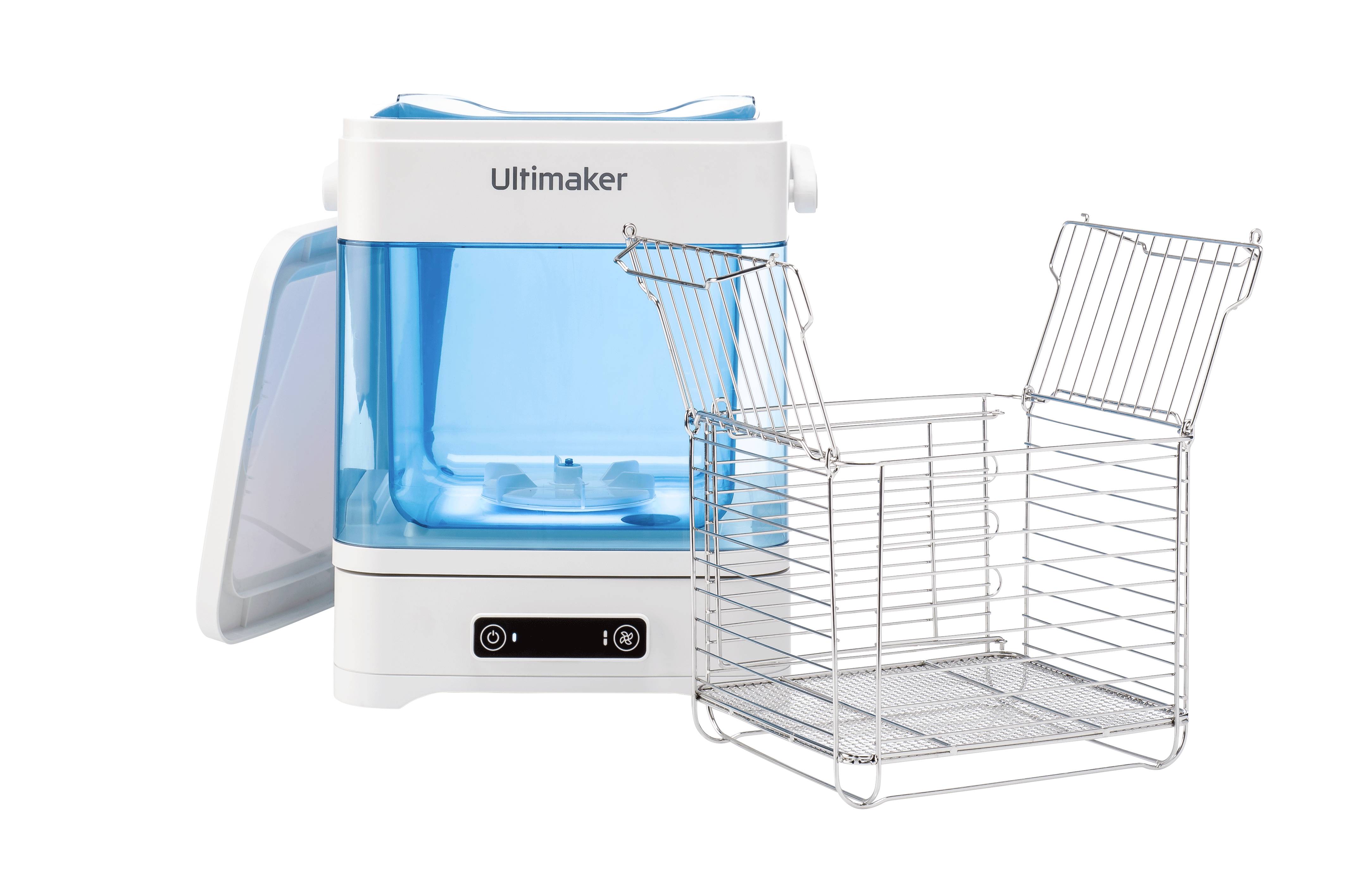 Een Ultimaker 3D-printer met een geopende deur en een draadmand ernaast.