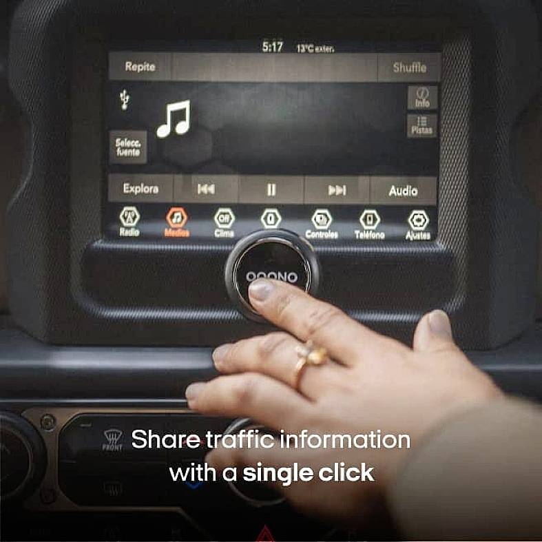 Een hand bedient de autoradio. Op het scherm worden muziekweergaveopties getoond. Tekst: 'Deel verkeersinformatie met één druk op de knop'.