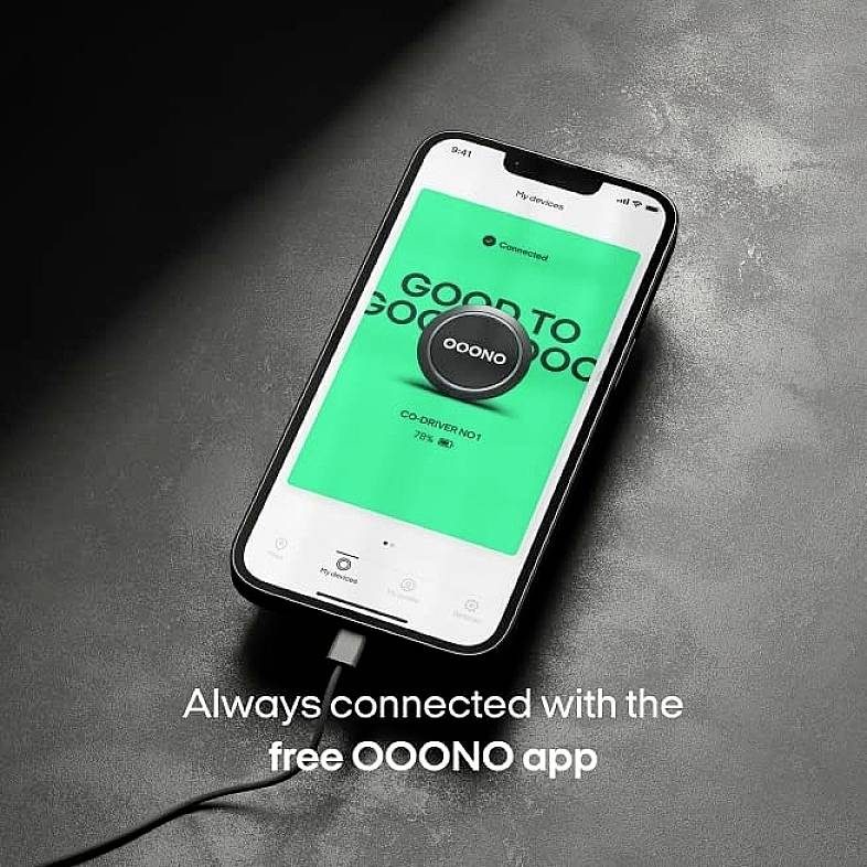 Een smartphone met de OOONO-app geopend toont een verbinding. Tekst: 'Altijd verbonden met de gratis OOONO-app'.