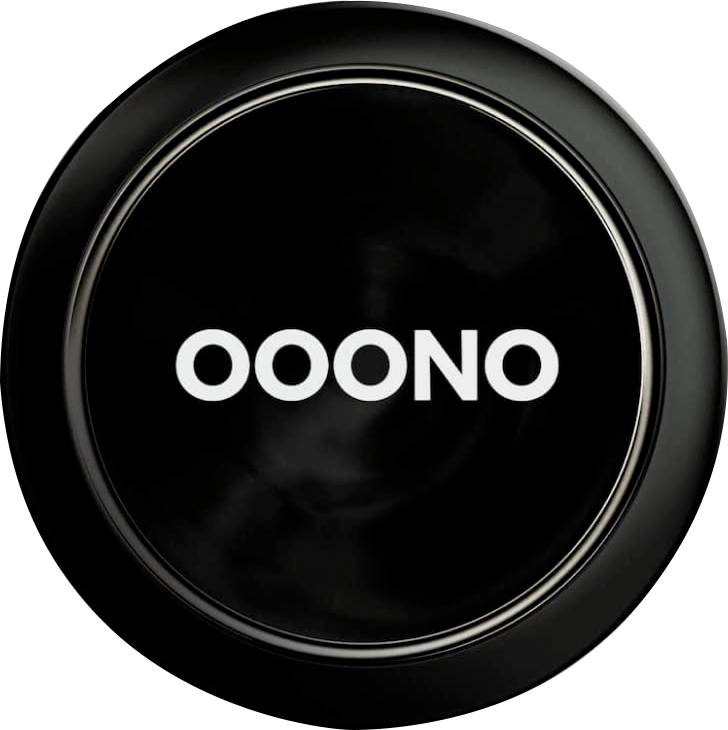 Zwarte cirkelvormige knop of badge met wit 'OOONO' logo in het midden op een effen achtergrond.