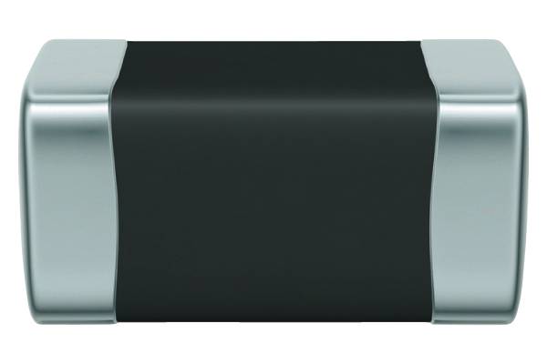 Een kleine, rechthoekige elektronische chip met een zwart middelpunt en zilveren randen.
