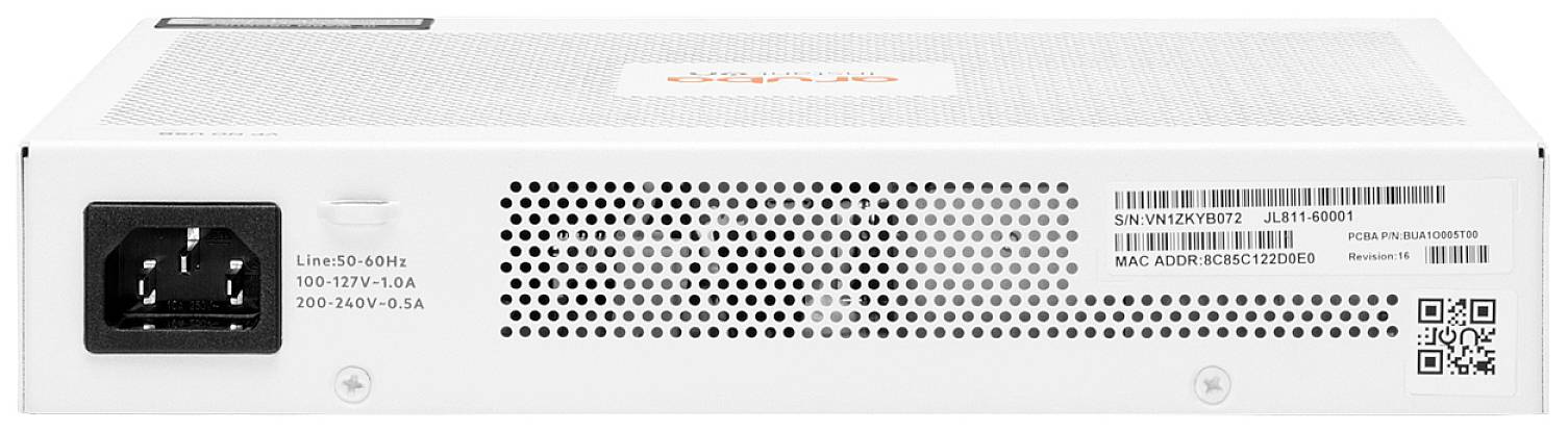 Achterkant van een netwerkapparaat met stroomaansluiting, serienummer, MAC-adres en QR-code. Ventilatiesleuven voor koeling zichtbaar.