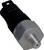 Een metalen automotive sensor met een geschroefde aansluiting en kunststof connector, gebruikt voor drukbewaking in voertuigsystemen.