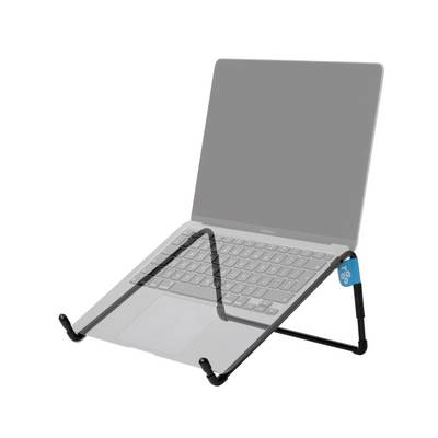 Een transparante laptop wordt getoond op een zwarte, opvouwbare laptopstandaard. De standaard tilt de laptop op in een ergonomische positie.