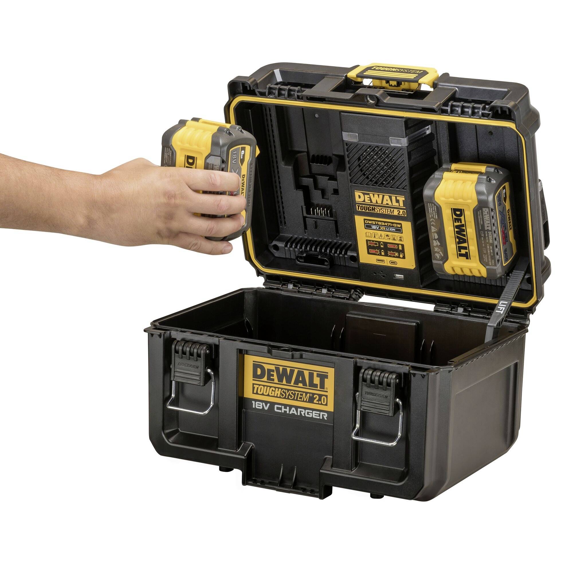 Een hand plaatst een accu in een open oplader van een DEWALT ToughSystem 2.0. Het systeem is draagbaar en robuust.