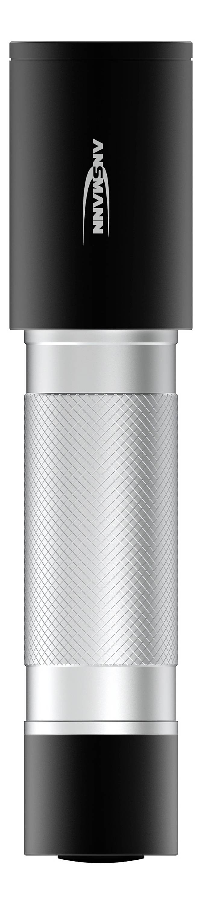 Zwarte en zilveren zaklamp staand, merknaam bovenaan in wit op een zwarte achtergrond, geribbeld metalen oppervlak voor een betere grip.