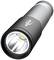 Zwarte zaklamp met gegroefde handgreep en zilveren reflector, straalt helder licht uit.