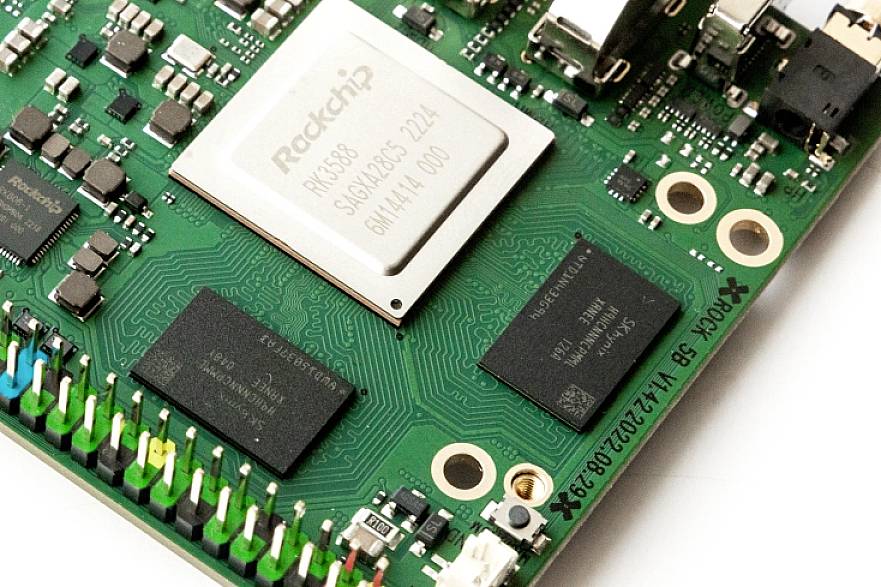 Close-up van een printplaat met een centrale processor (met het opschrift 'Rockchip'), omringd door verschillende elektronische componenten en schakelingen.