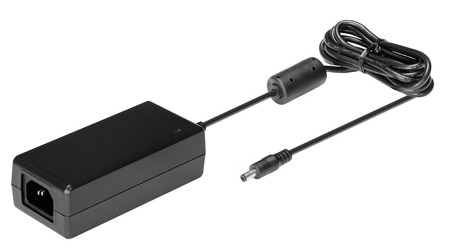 Zwart netsnoer met kabel en ronde aansluiting, geschikt voor elektronische apparaten.