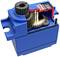 Een blauwe servo met gedeeltelijk open behuizing toont de binnenkant met tandwielen. Het illustreert de mechanische constructie.