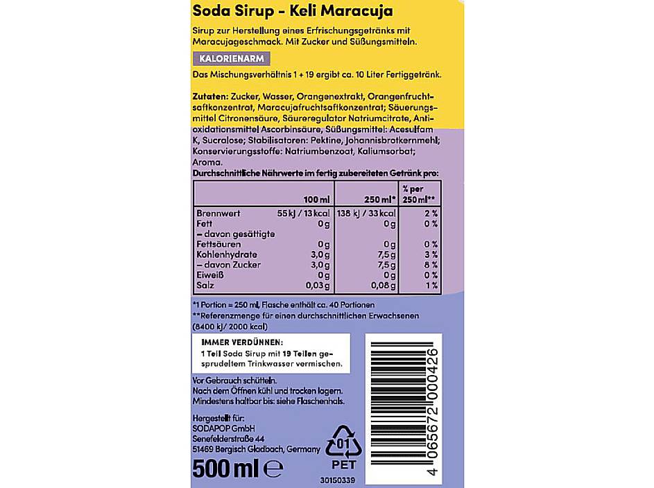'Soda Siroop - Keli Passievrucht' Flesachterkant met ingrediëntenlijst, voedingswaardentabel en streepjescode. 500 ml siroop bevat suiker en aroma.