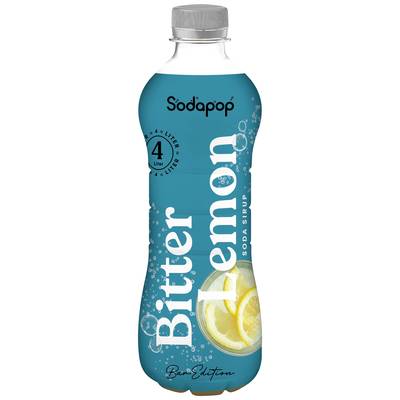 Plastic fles met blauw etiket, opschrift 'Sodapop Bitter Lemon Soda Siroop', 4 liter, met afbeelding van citroenschijfjes.