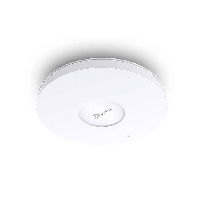 Een witte, ronde WLAN-access point van TP-Link is aan het plafond gemonteerd. Het apparaat heeft een blauwe controlelamp rechtsonder.