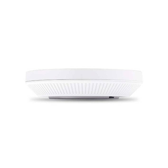 Een ronde, witte wifi-router met een plat design, voorzien van zijdelingse ventilatiesleuven, geplaatst op een witte oppervlakte.