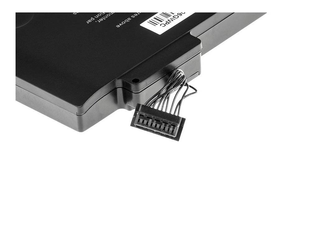 Een zwarte accu met een uitstekende kabel en een wit etiket met een barcode op de achtergrond.