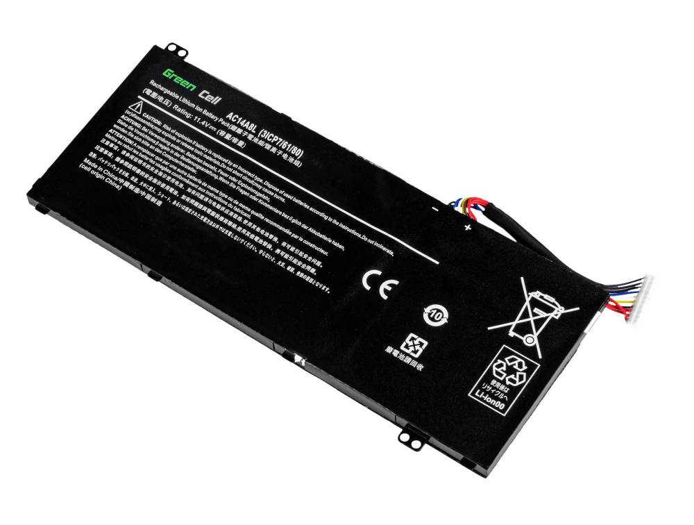 Zwarte laptopbatterij met opschriften en symbolen. Kabel met stekker steekt uit. Batterij-instructies en recycling-symbolen zichtbaar.