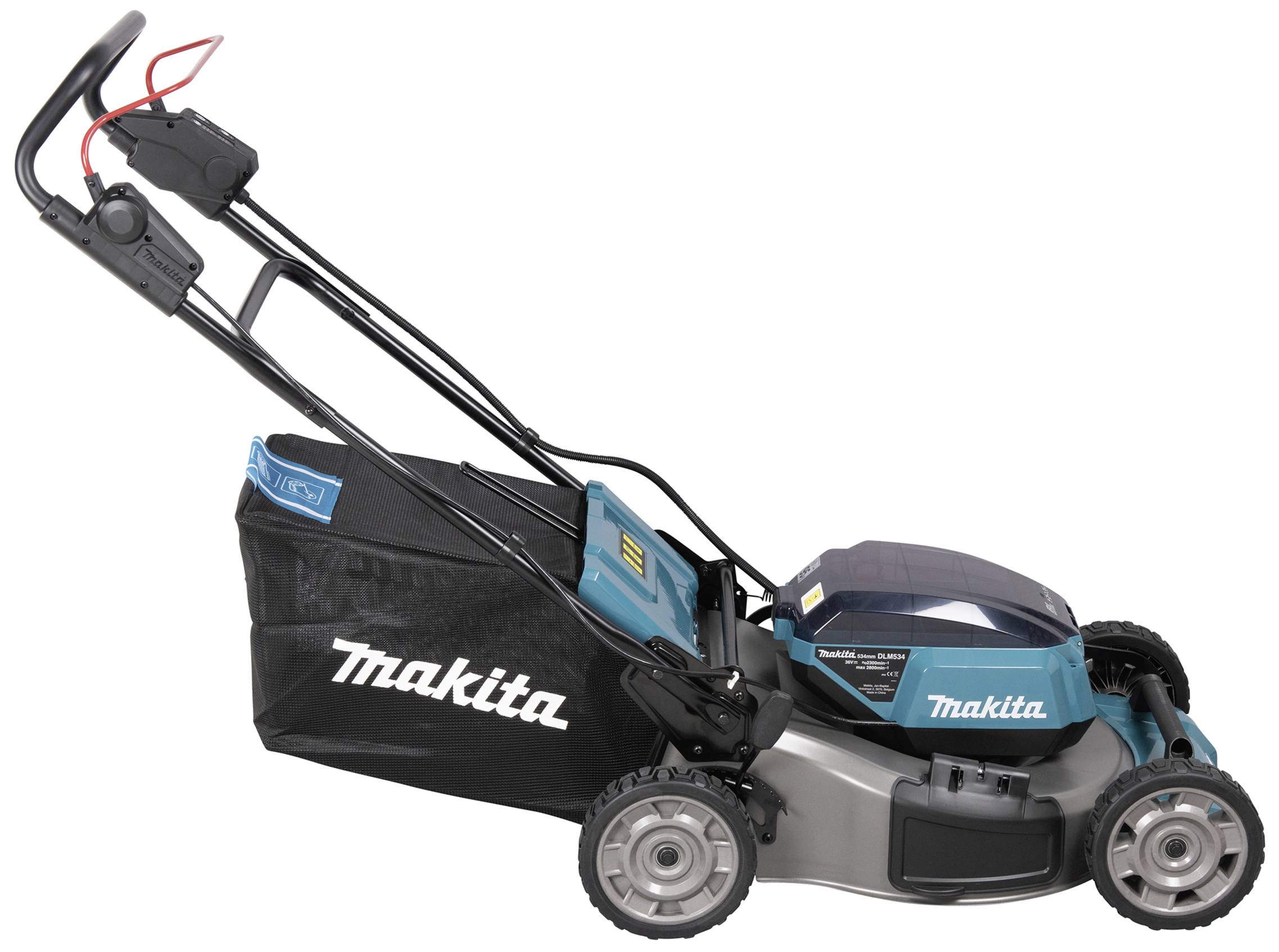 Een blauwe, elektrische grasmaaier van het merk Makita met een zwarte opvangzak, staand op een witte ondergrond.