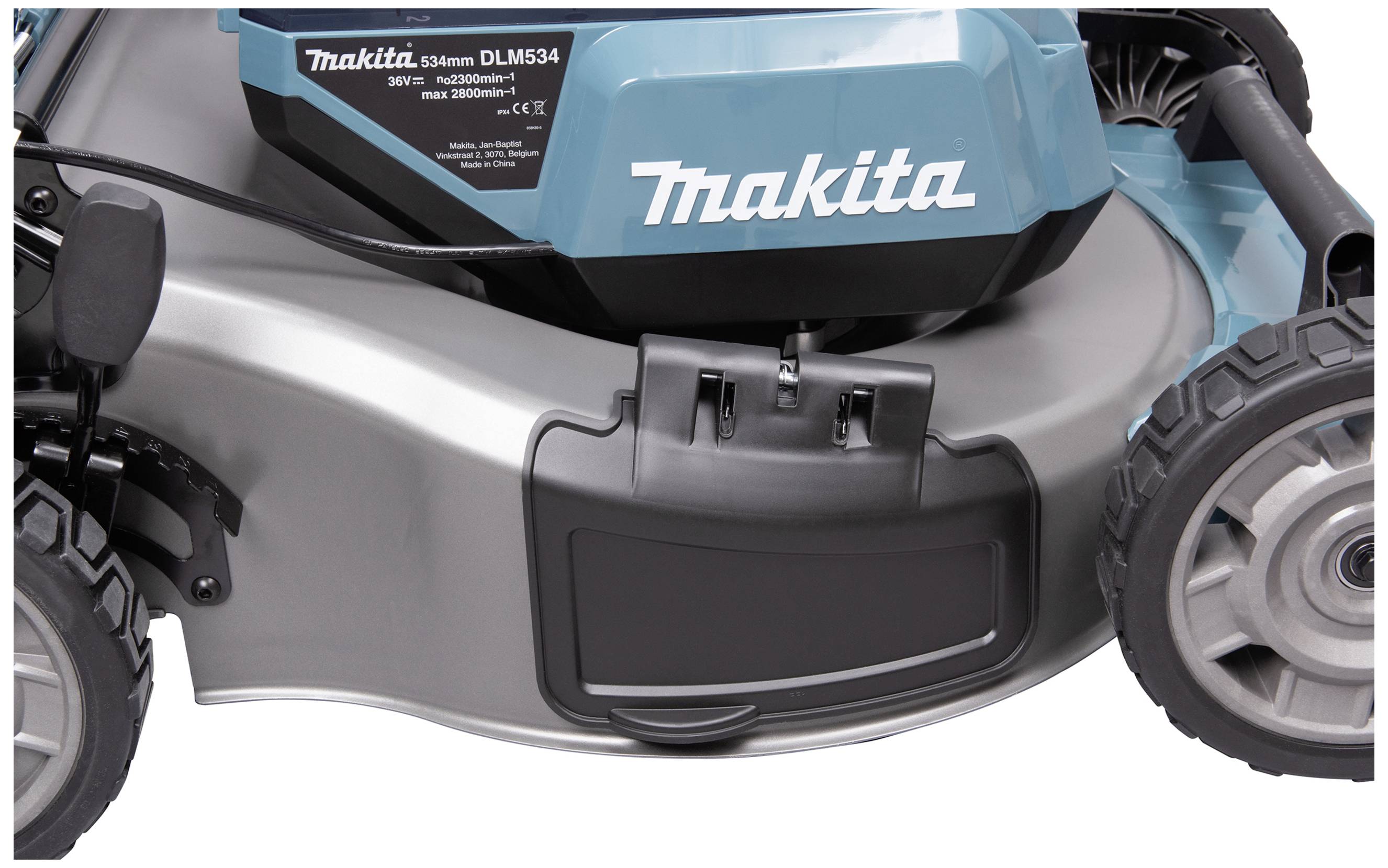 Een grasmaaier van het merk Makita. Close-up toont het maaimechanisme en een deel van de wielen.