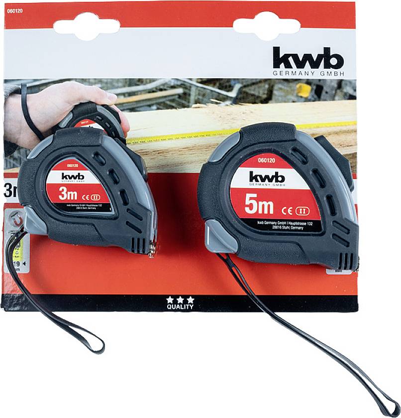 Twee meetlinten van 'kwb' met lengtes van 3 m en 5 m op een verpakking. Achtergrond toont een stuk hout.