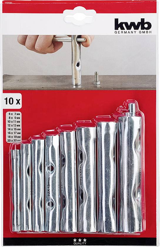 Set van 10 metalen steeksleutels in verschillende maten op rode achtergrond, hand houdt een sleutel vast, merk 'kwb'.