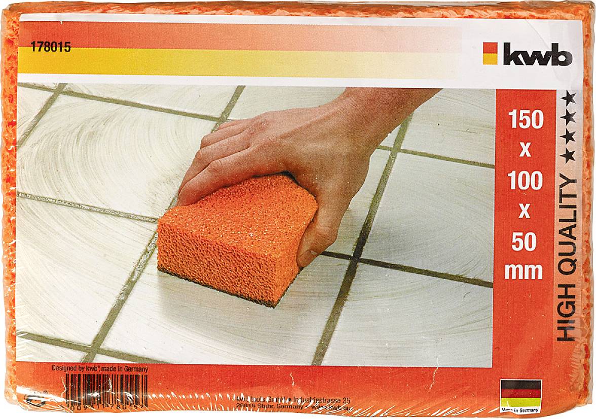 Een hand gebruikt een oranje spons om witte tegels schoon te maken. Op de verpakking staat de afmeting: 150 x 100 x 50 mm.