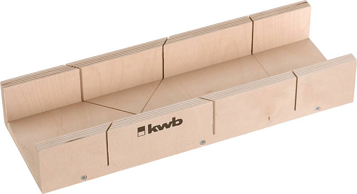 Houten verstekbak met 'kwb'-markering, biedt nauwkeurig zagen onder verschillende hoeken.