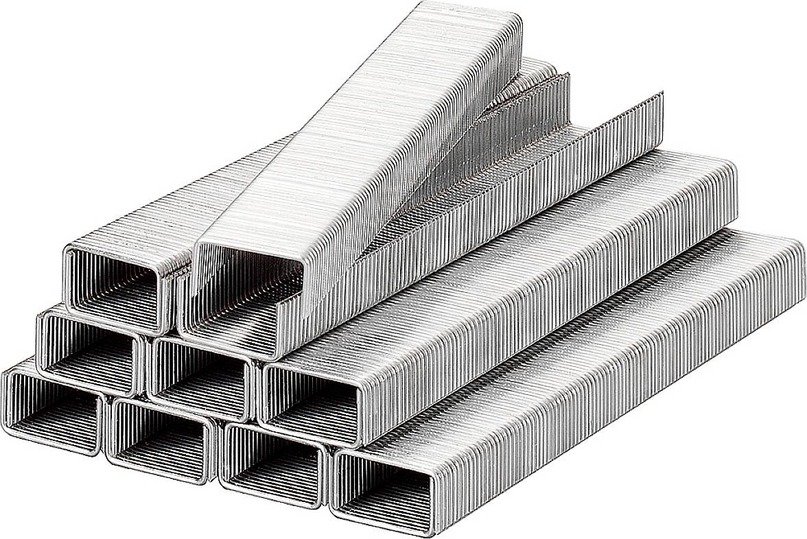 Een stapel zilverachtige paperclips, gerangschikt in een piramide-vorm, op een witte achtergrond.