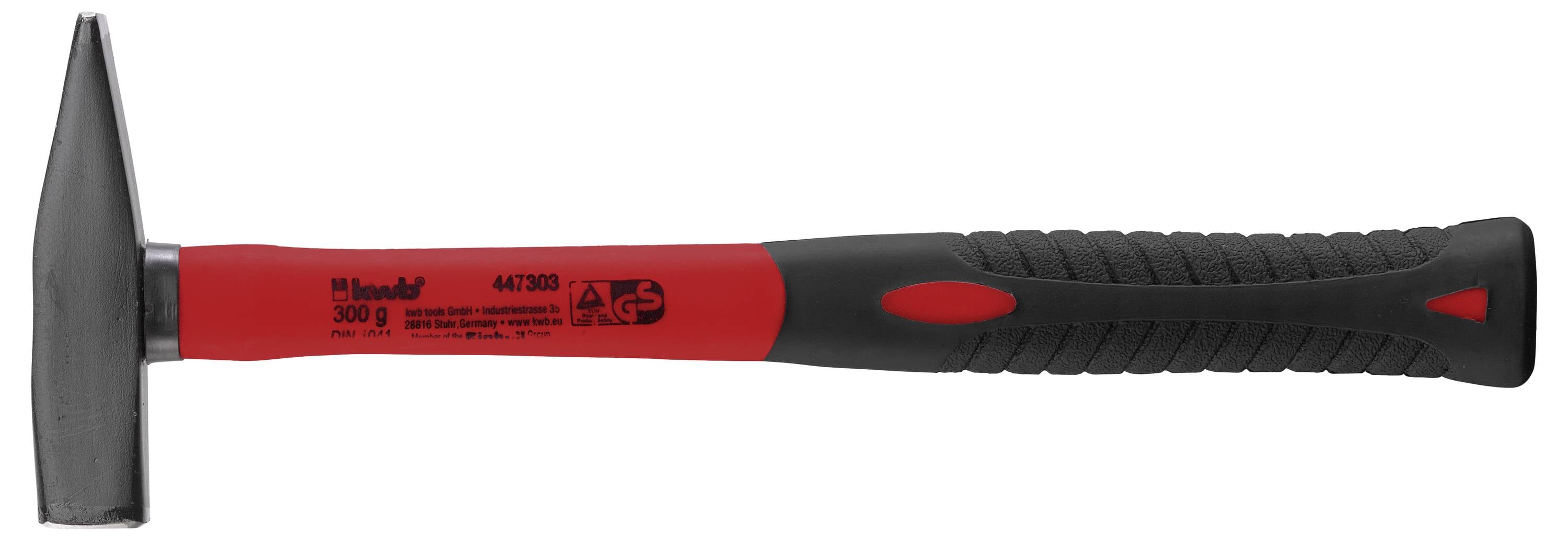 Een rode en zwarte hamer met een metalen kop, ontworpen voor algemeen constructiewerk. Merk- en modelinformatie gedrukt op de steel.