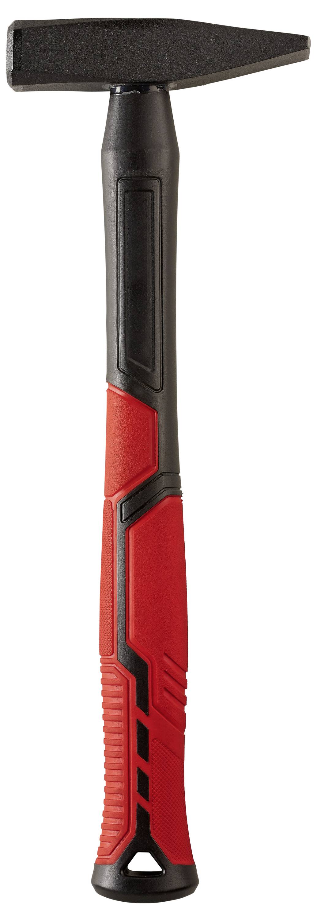 Een zware hamer met een rood en zwart handvat, geschikt voor het slaan van spijkers of voor bouwwerkzaamheden.